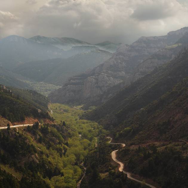 Vouraikos, Diakoptó-Kalávrita, Peloponnese, Greece.
Immer wasserführende Schlucht, aufwärts, dort frische Laubbäume. In höherer Lage Hänge mit Nadelgewächs, ansonsten immergrüner Macchie-Bewuchs. Trasse der Zahnradbahn (von 1885).
Gorge. looking upwards towards Kalávryta; all-season creek and fresh deciduous trees. In altitudes conifers, otherwise evergreen maquis. On the bottom: track of rack train (operating since 1885).